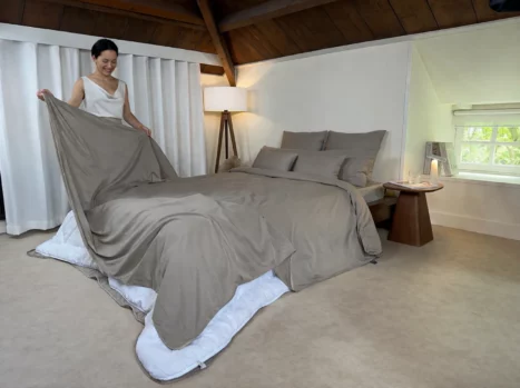 Alternative view of Dekbedovertrek met rits over drie zijden & dekbedclips | Satijn katoen – Japandi taupe | 1 persoons incl. 1 kussensloop